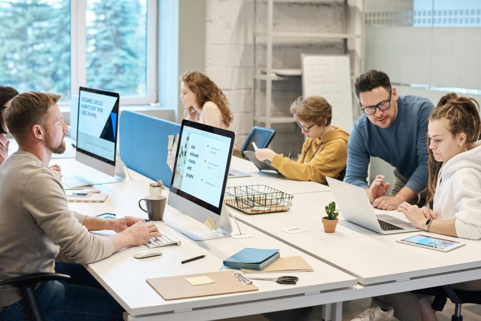 Cómo mejorar los resultados de Inteligencia Artificial con Prompts efectivos 3 Cómo mejorar los resultados de Inteligencia Artificial con Prompts efectivos. Profesionales colaborando en una oficina moderna con computadoras y dispositivos digitales, reflejando el impacto de la inteligencia artificial en la productividad, la toma de decisiones y la optimización del trabajo en equipo.