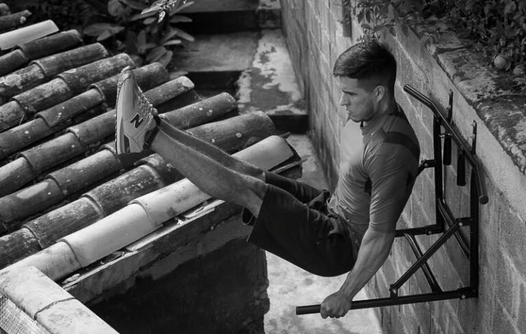 Deportista entrenando fuerza en barras de calistenia