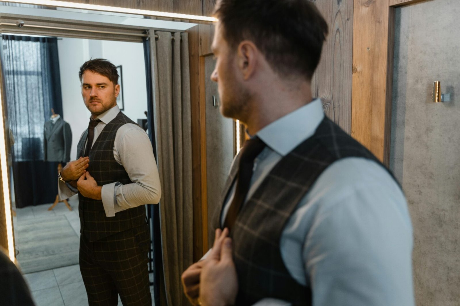 Cómo potenciar marca personal 2025 y causar una primera impresión inolvidable 3 Cómo potenciar marca personal 2025 y causar una primera impresión inolvidable. Hombre en el espejo bien vestido