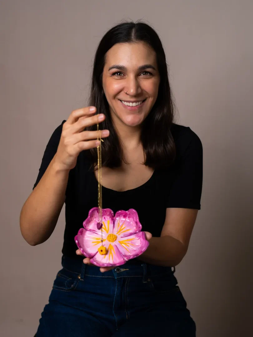Piezas Decorativas en Arcilla Fría: opiniones y análisis del curso 2 Paula Borja muestra una bandeja floral creada con arcilla fría