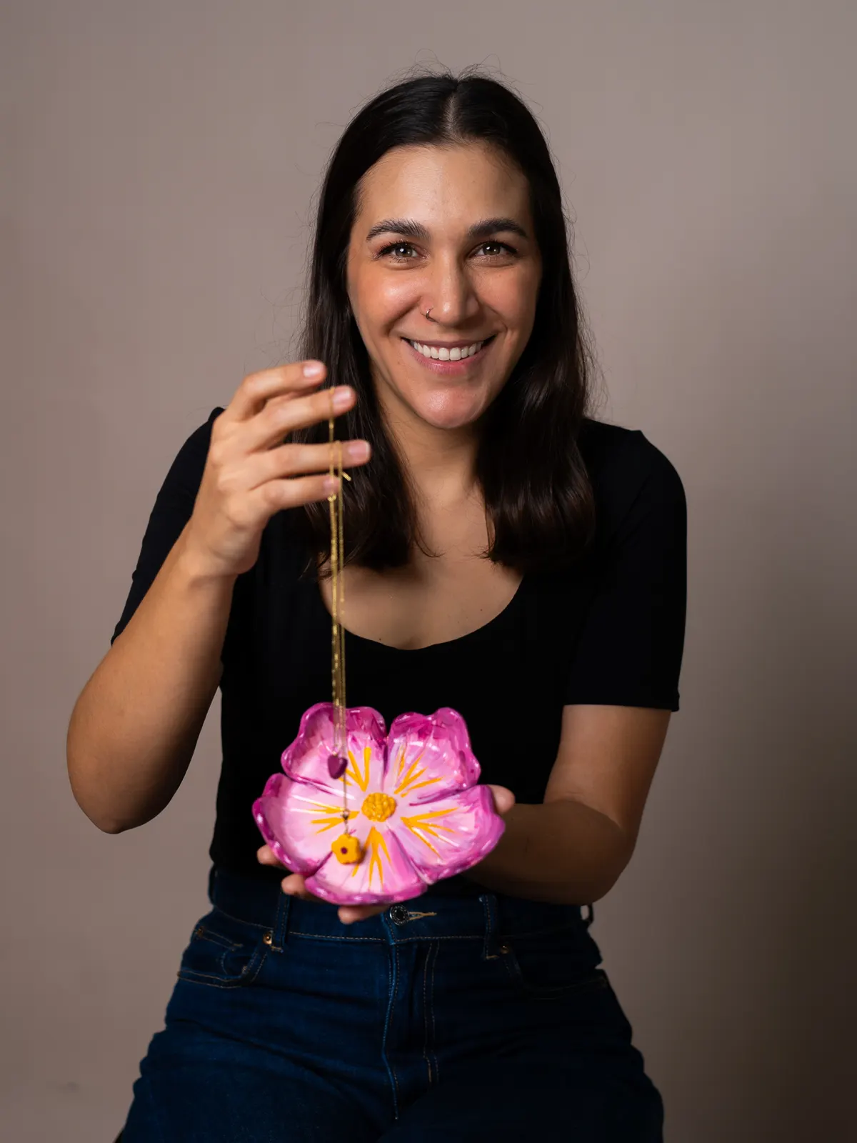 Paula Borja muestra una bandeja floral del curso Piezas Decorativas en Arcilla Fría