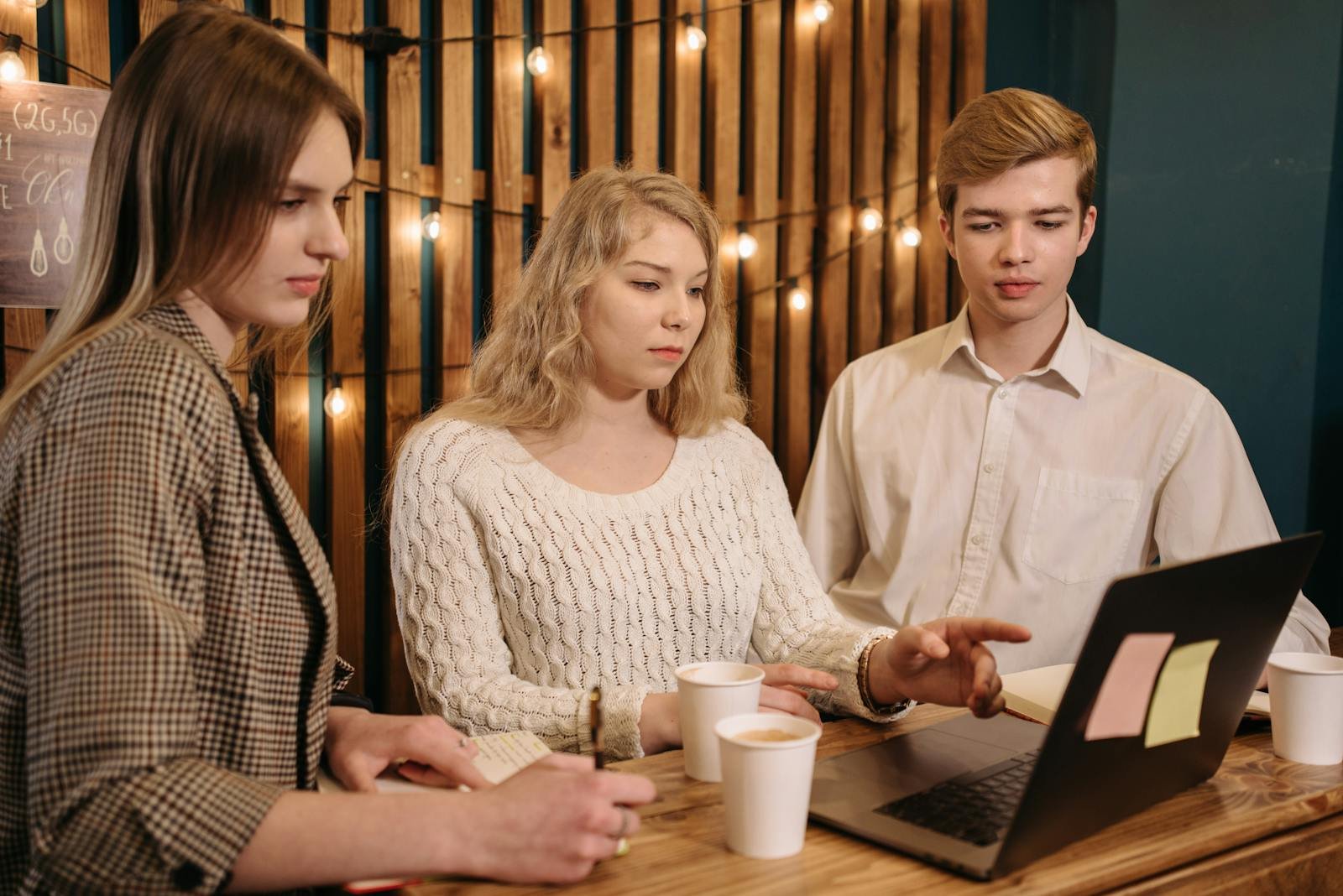 CapCut Experto PC opiniones 2026: qué revisar antes de comprar 3 CapCut Experto PC opiniones grupo aprendiendo edición de vídeo en portátil