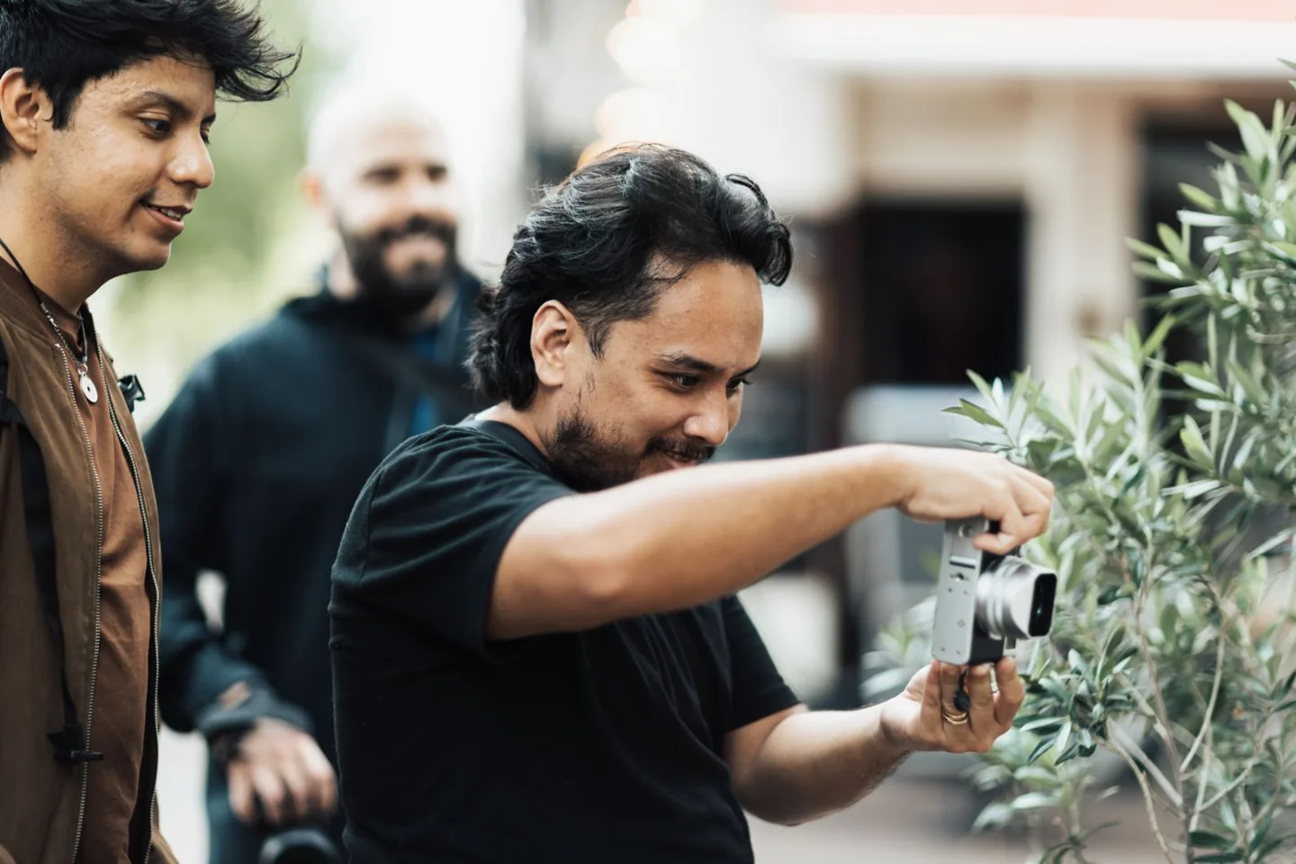 Ejercicios de fotografía para principiantes: practica 7 días sin comprar más equipo 4 Personas disfrutando de una práctica de fotografía con cámara