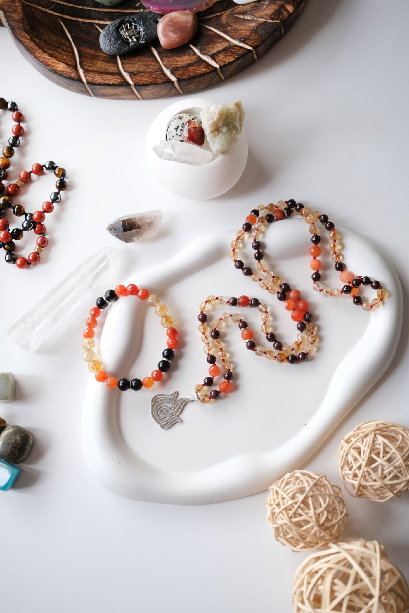 Cómo crear un catálogo de bisutería por WhatsApp paso a paso 3 Colección artesanal de pulseras y collares preparada para crear un catálogo