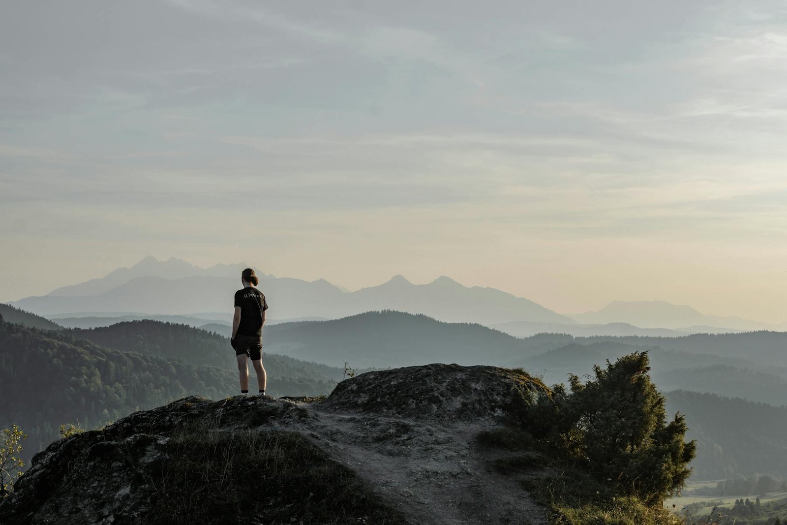 persona mirando un horizonte de montañas al amanecer como símbolo de crecimiento interior