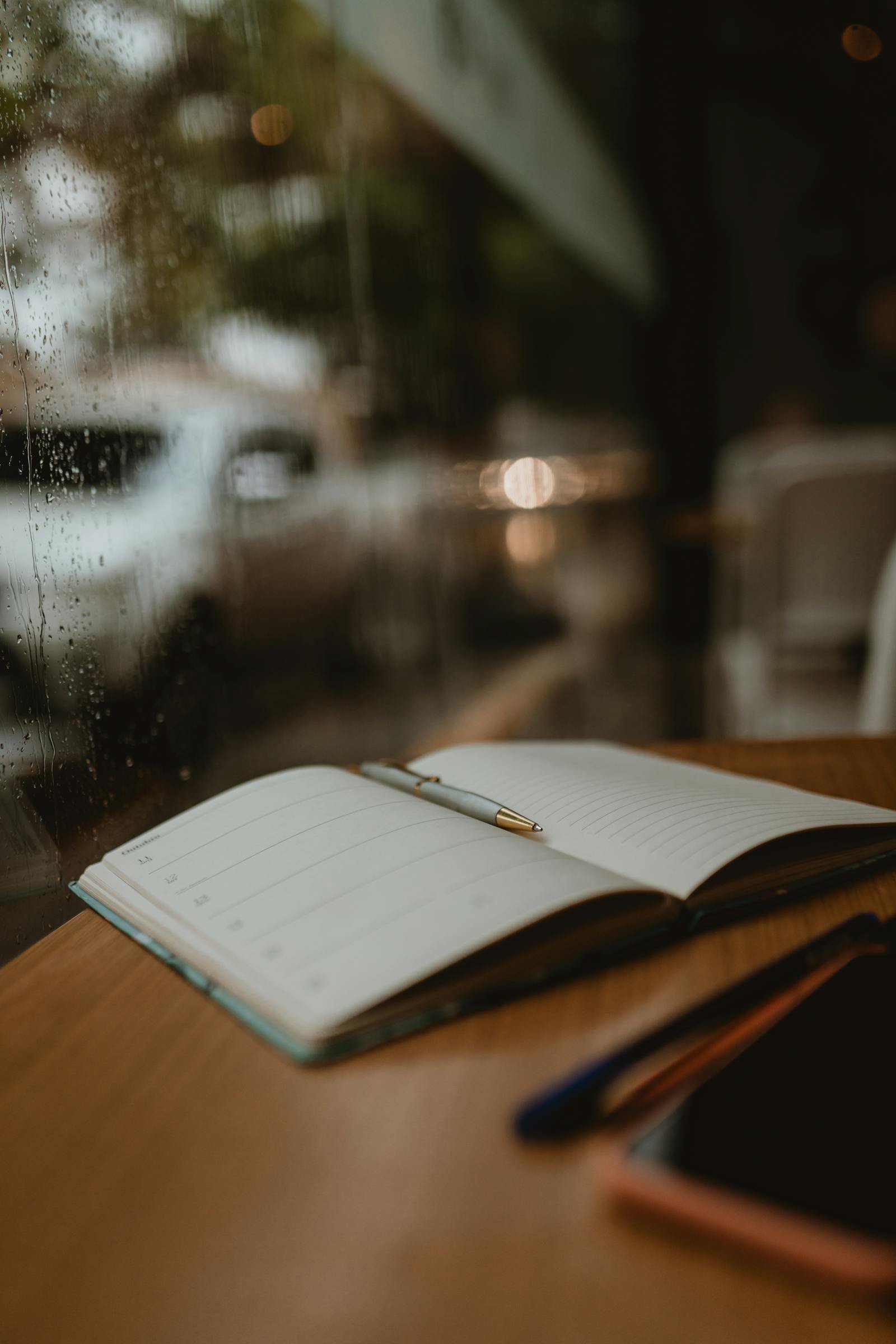 cuaderno abierto junto a una ventana para revisar metas personales y valores