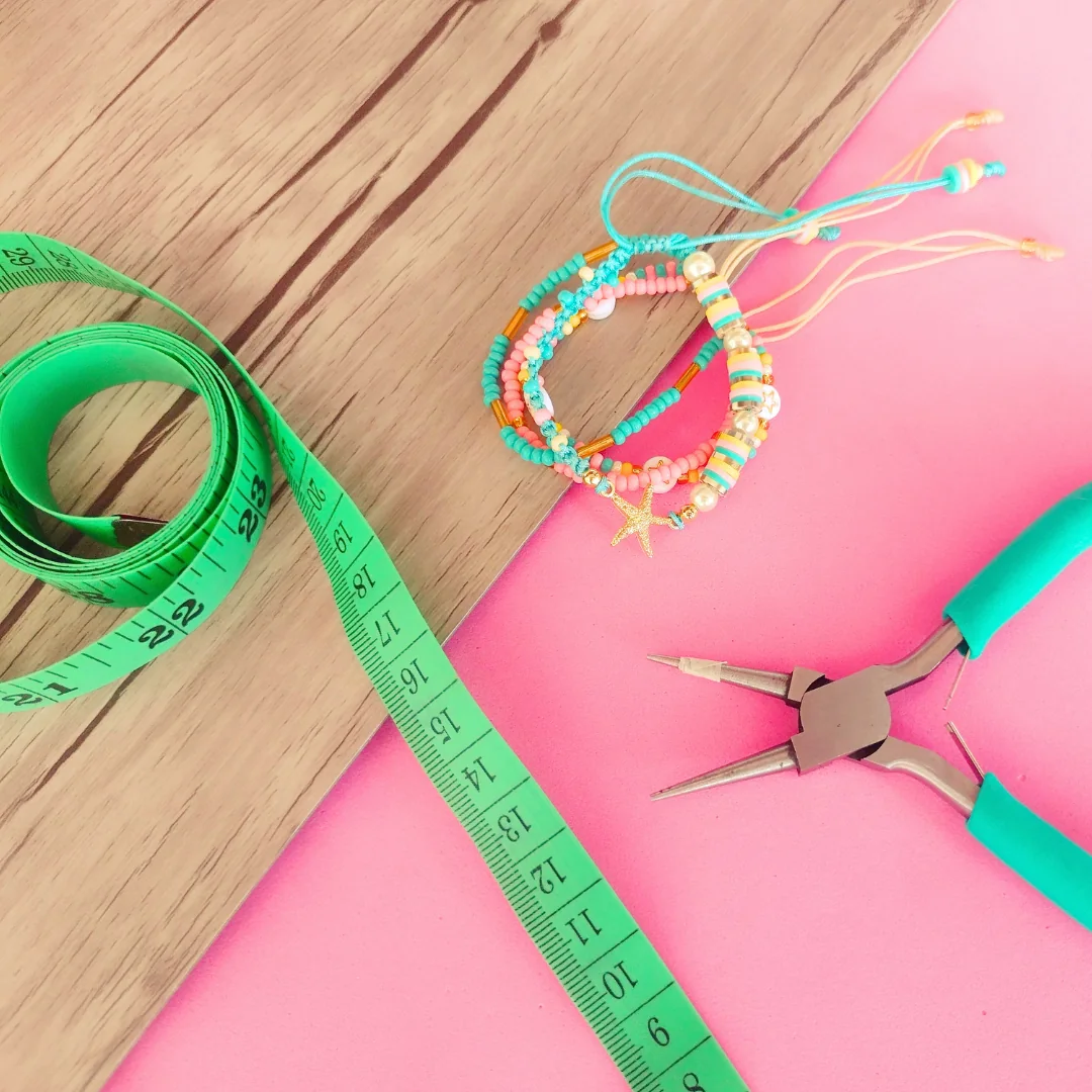 Pulseras del material oficial mostradas sobre una muñeca