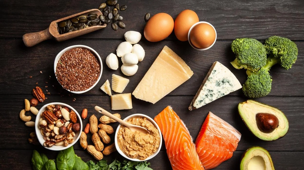 Curso "Plan Keto Hormonal". Como perder peso en la menopausia fácilmente en 2025 4 Alimentos recomendados en una dieta cetogénica para mujeres que buscan cómo perder peso durante la menopausia: salmón, aguacate, frutos secos, huevos, quesos, brócoli y semillas, ideales para equilibrar las hormonas de forma natural."
