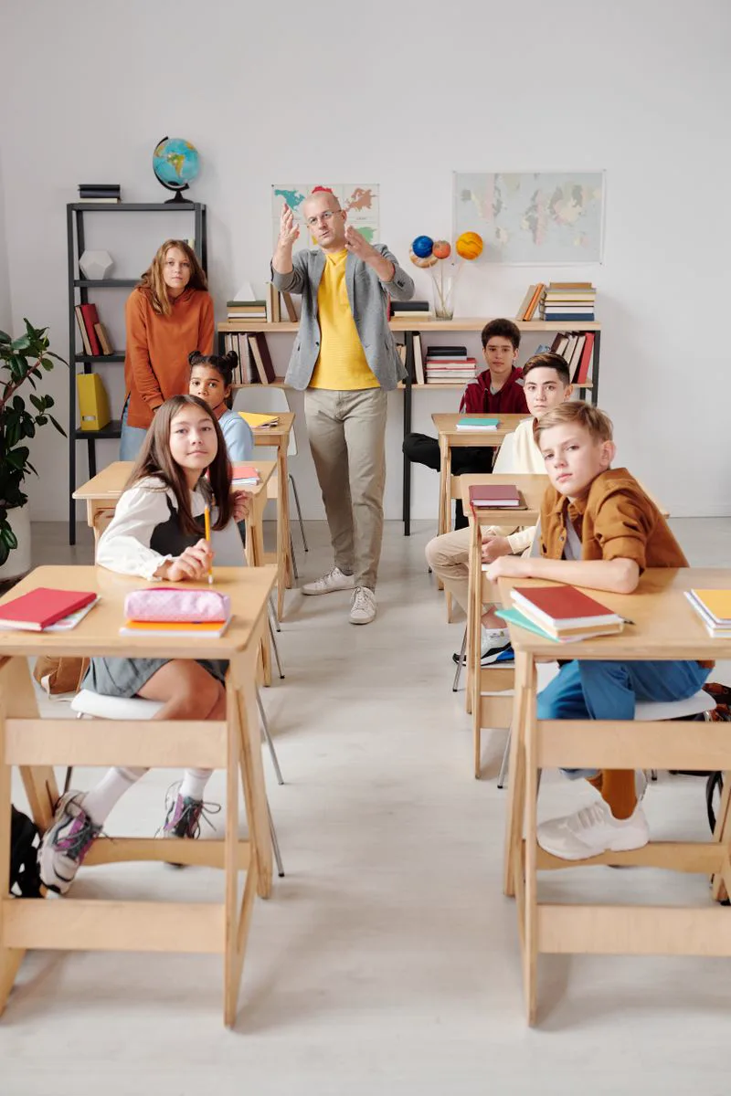 Educación financiera en la escuela: 7 claves esenciales 3 Educación financiera en la escuela con docente y estudiantes en el aula