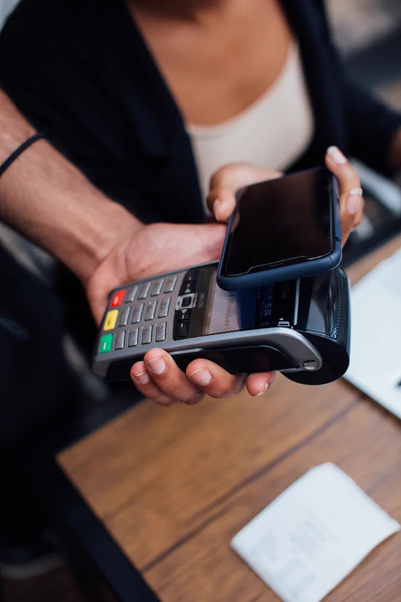 Educación financiera en la escuela: 7 claves esenciales 5 Pago con teléfono móvil en un terminal electrónico