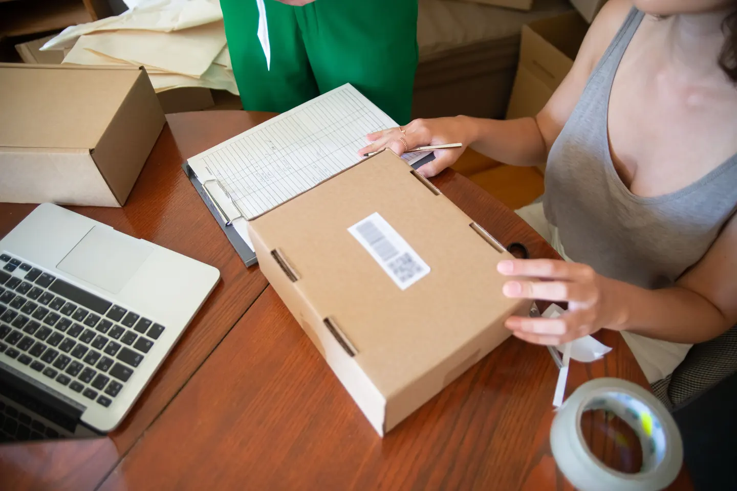 Cómo calcular el precio de productos sublimados 6 Pequeño negocio preparando cajas y pedidos para enviar