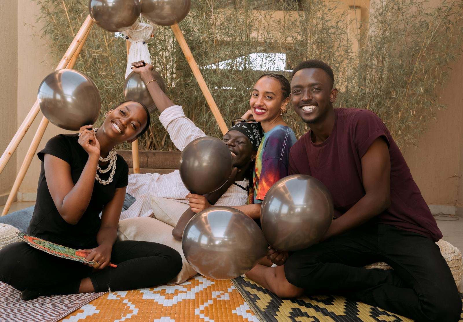 personas sonriendo en una fiesta con globos