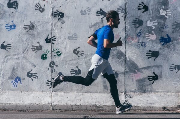 hombre haciendo running aire libre, promoviendo un estilo de vida activo y saludable. Mejores Cursos Online Para Reinventarte en fitness y bienestar físico.