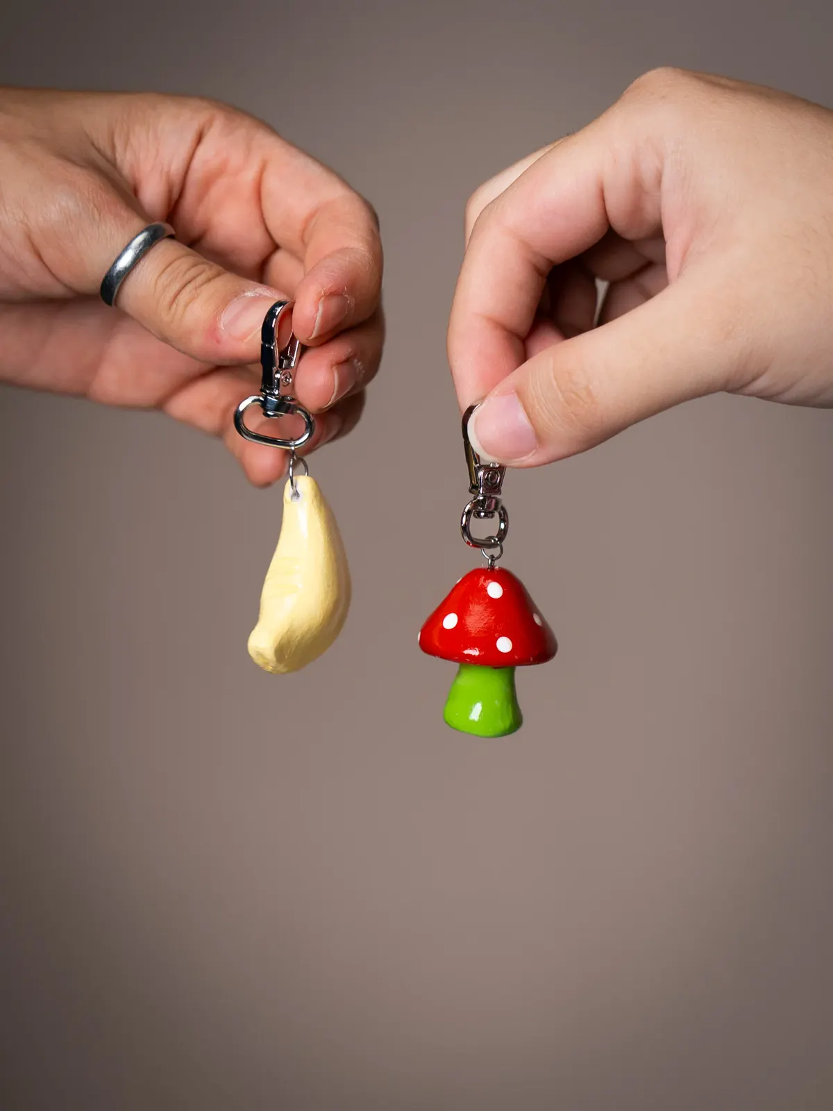 Piezas Decorativas en Arcilla Fría: opiniones y análisis del curso 5 Dos llaveros de arcilla fría con forma de seta y plátano