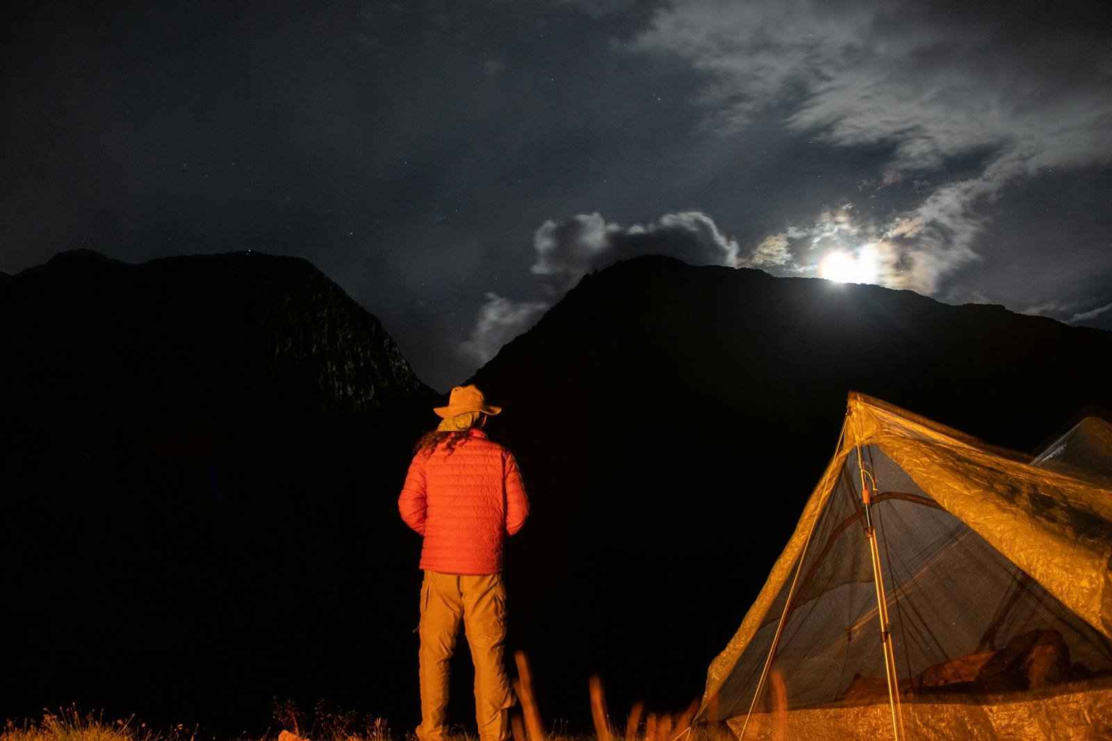 mujer mirando un paisaje de montañas al amanecer para reflexionar sobre su propósito