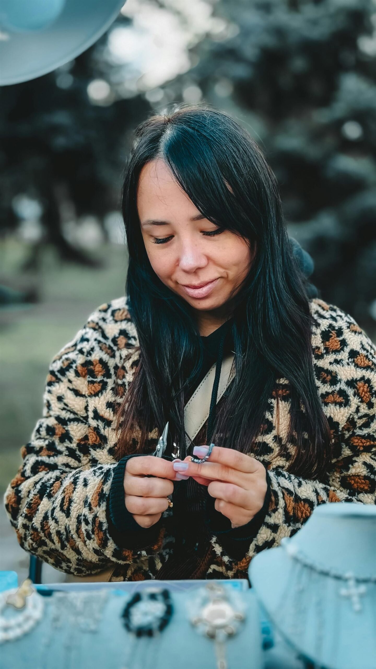 mujer elaborando bisutería artesanal en un mercado