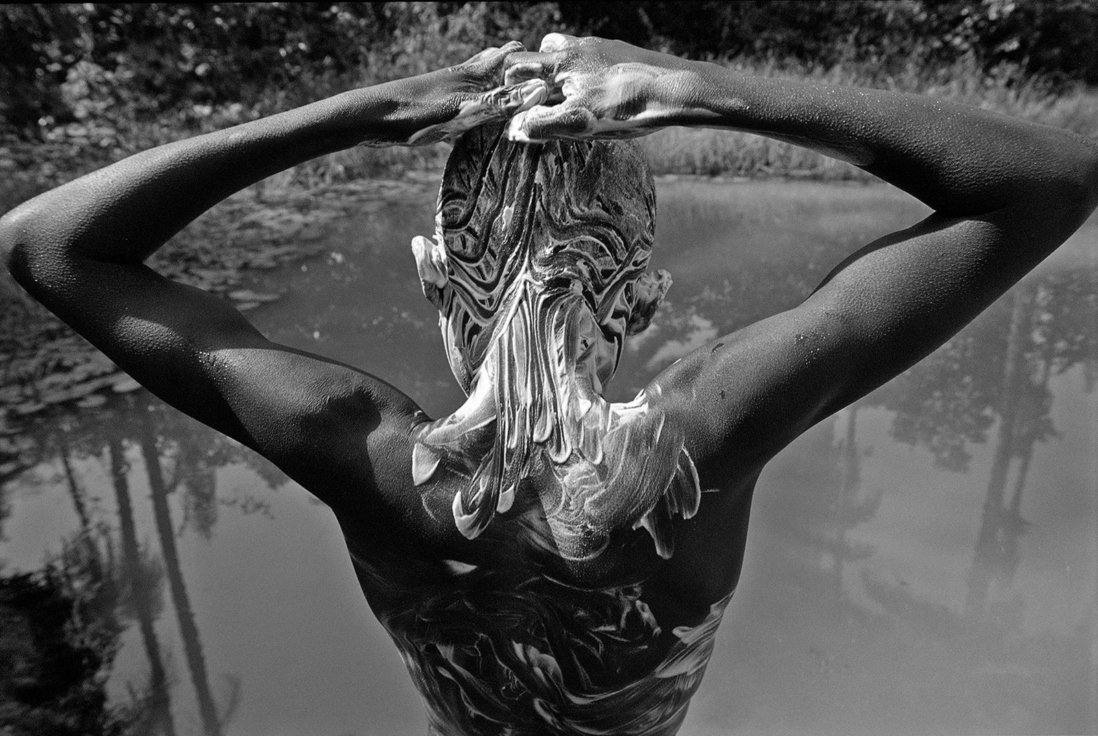 Guía completa de fotografía 2025 Salidas profesionales y futuro laboral» fotografia de niño de espaldas bañandose en un rio