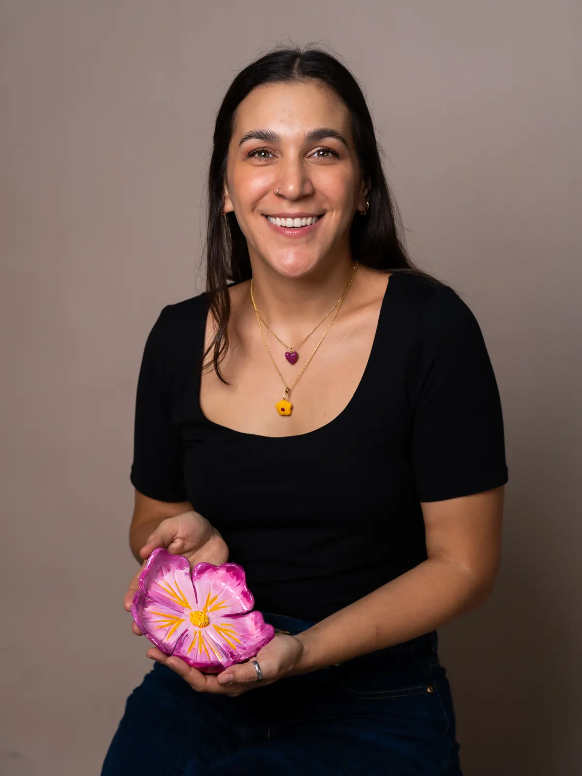 Piezas Decorativas en Arcilla Fría: opiniones y análisis del curso 8 Paula Borja sostiene una bandeja floral terminada y lleva colgantes de arcilla fría
