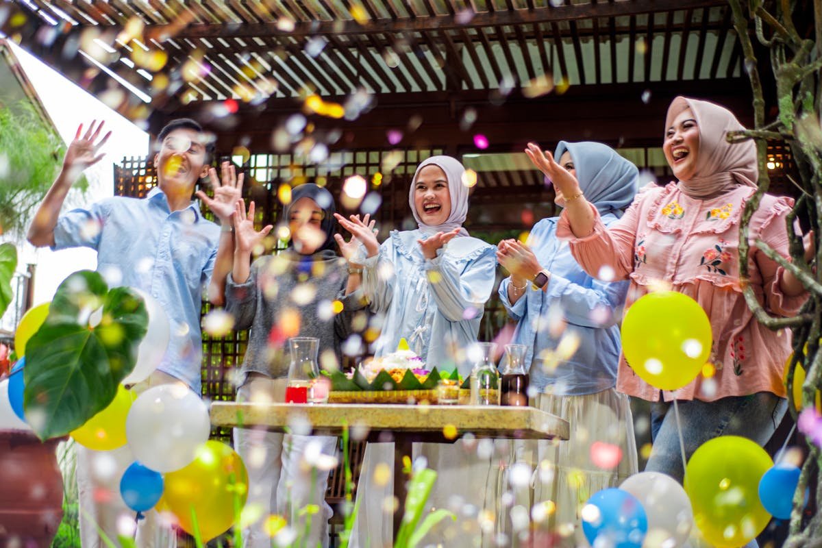 personas felices celebrando con globos en un evento