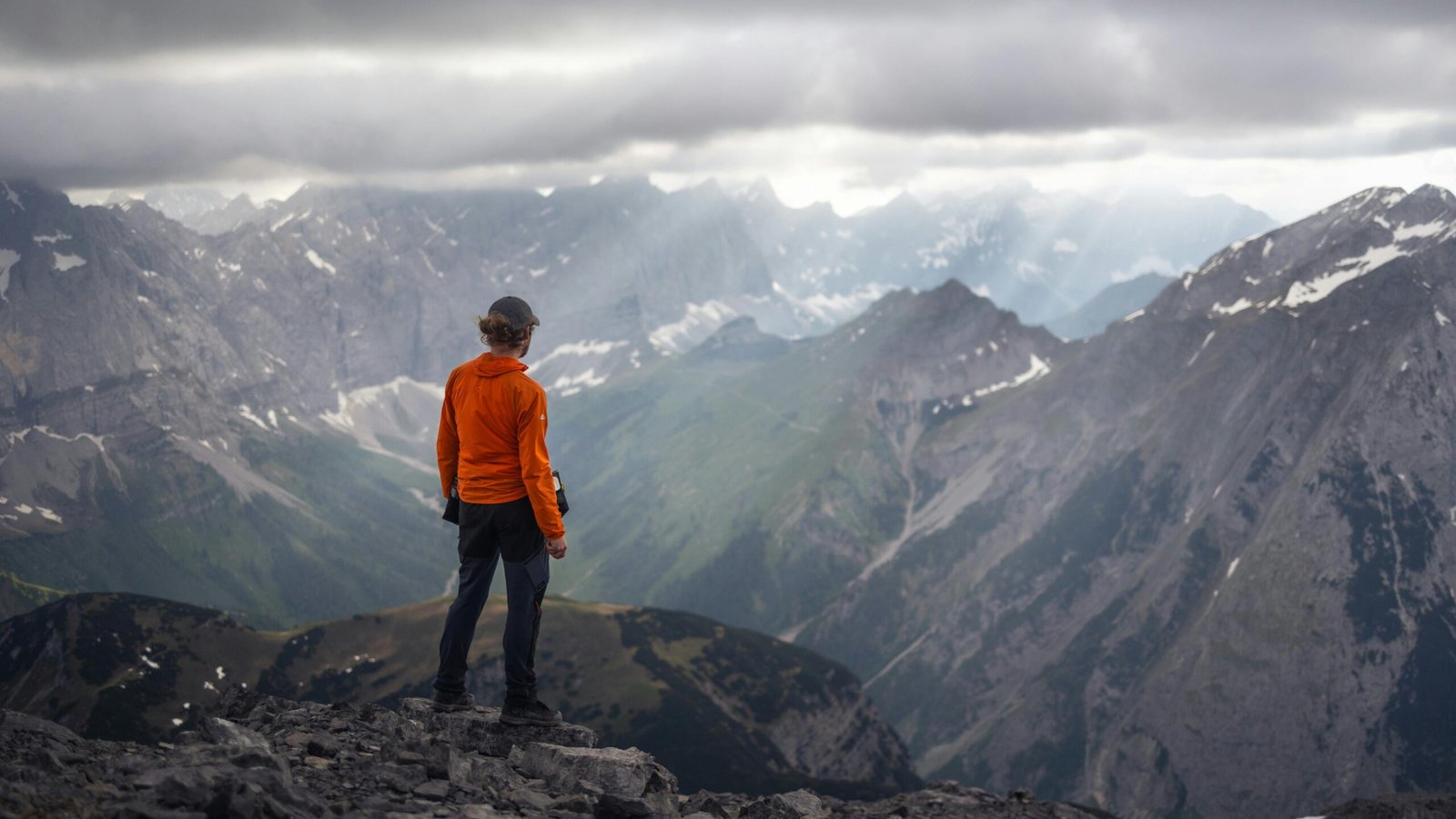 Capacidad de Adaptación 2025: Clave para una Vida Plena y Motivada. 3 "Persona escalando una montaña, simbolizando el crecimiento personal y la motivación. La imagen representa la capacidad de adaptación necesaria para alcanzar metas, con un paisaje inspirador de fondo que incluye una montaña majestuosa y un amanecer, indicando un futuro brillante y lleno de esperanza."