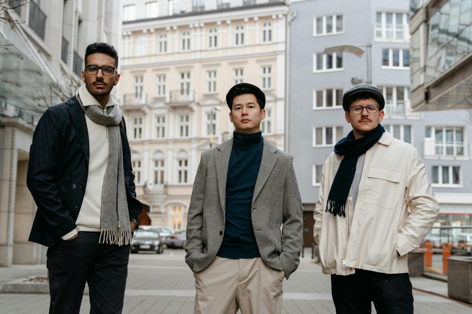 Cómo potenciar marca personal 2025 y causar una primera impresión inolvidable 7 Cómo potenciar marca personal 2025 y causar una primera impresión inolvidable. 3 personas elegantes en la calle