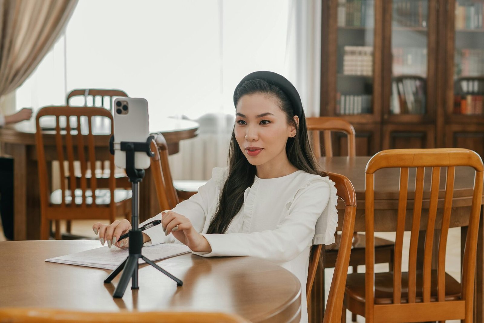 Cómo potenciar marca personal 2025 y causar una primera impresión inolvidable 6 Cómo potenciar marca personal 2025 y causar una primera impresión inolvidable. Mujer delante de una camara
