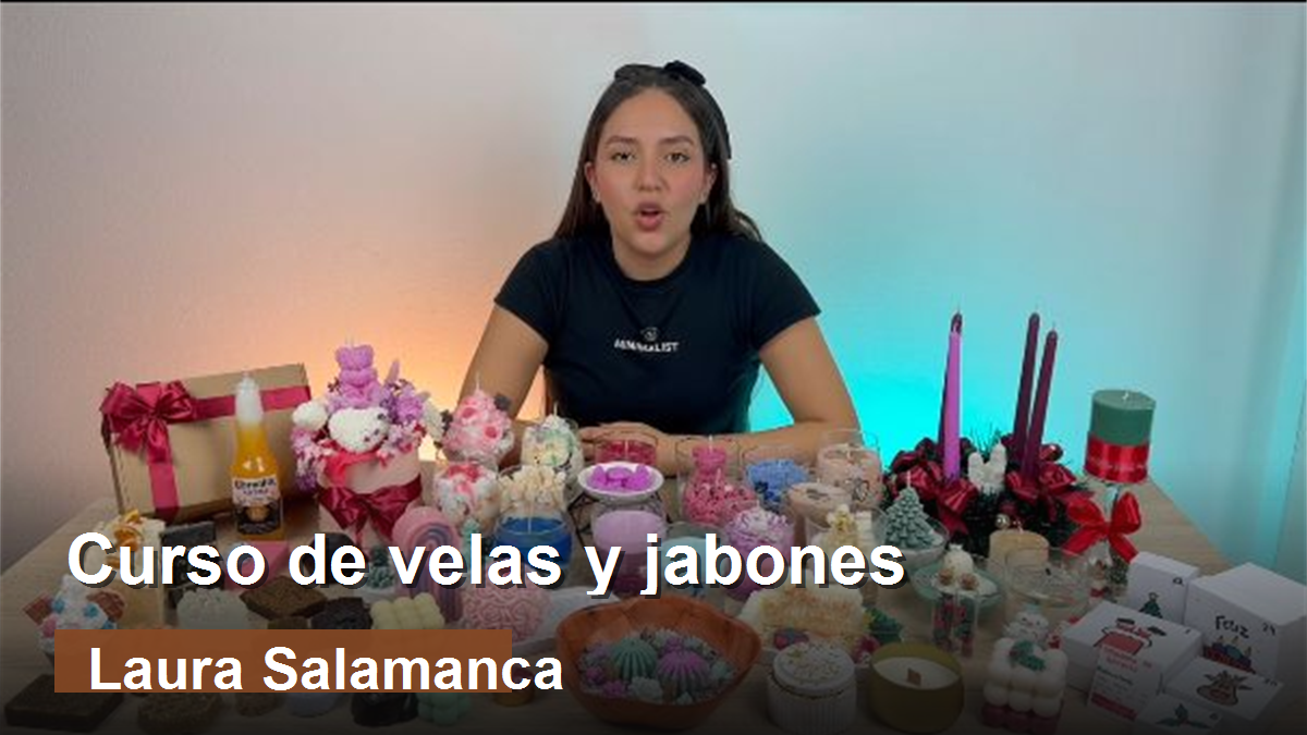 Laura Salamanca presentando el curso de velas y jabones artesanales con productos elaborados sobre la mesa