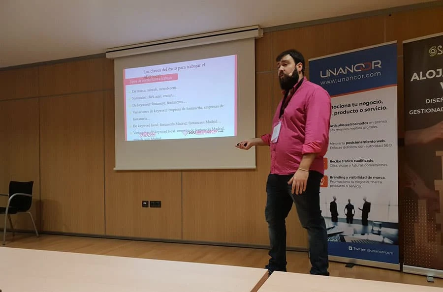 Training Rosa: opiniones de SEO General y SEO Local 6 David Ayala explicando conceptos de enlaces durante una intervención pública
