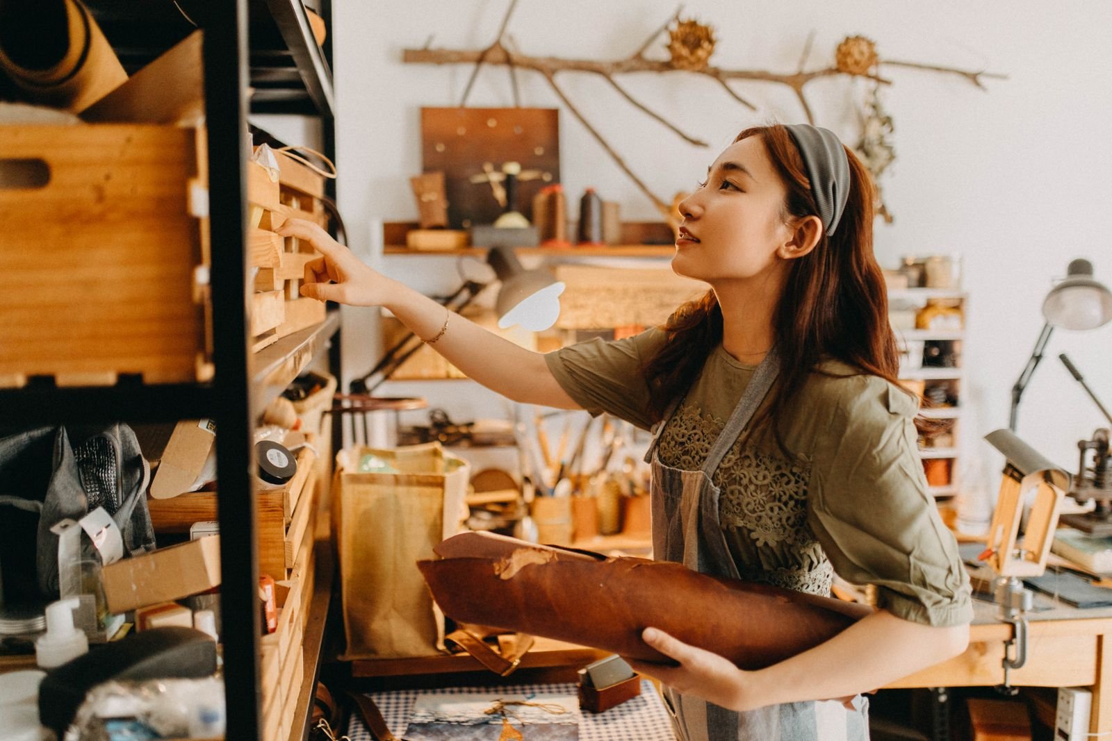 mujer preparando materiales para vender manualidades sin gastar mucho